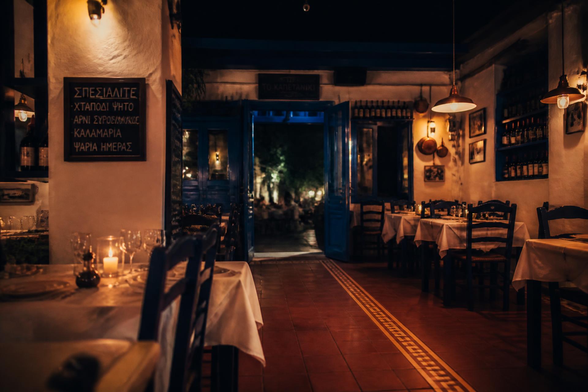 Griechische Taverne bei Nacht mit warmem Kerzenlicht
